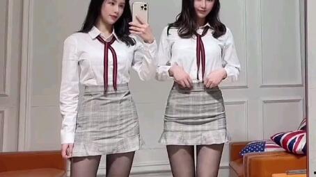 超短裙女友在线视频,性感瞬间引爆眼球